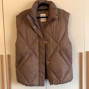A&F OVERSIZED PUFFER VEST